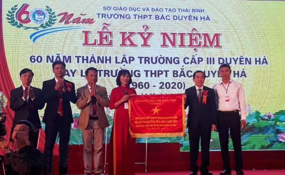 Đồng chí Nguyễn Tiến Thành, Phó Bí thư thường trực Tỉnh ủy, Chủ tịch HĐND tỉnh trao Cờ thi đua của Bộ Giáo dục và Đào tạo cho nhà truòng. Đồng chí Nguyễn Tiến Thành, Phó Bí thư thường trực Tỉnh ủy, Chủ tịch HĐND tỉnh trao Cờ thi đua của Bộ Giáo dục và Đào tạo cho nhà truòng.