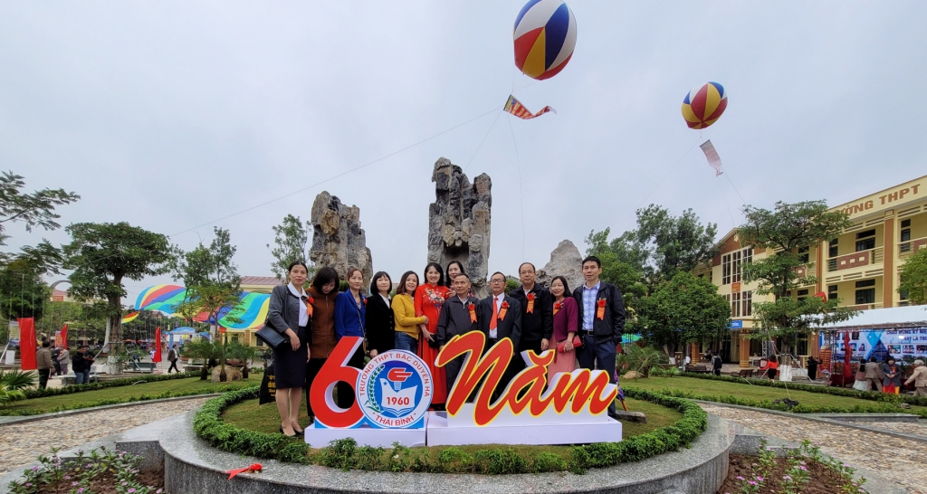 Với những thành tựu mà bao thế hệ đã dày công vun đắp, với sự đoàn kết, thống nhất và những nỗ lực chung của toàn thể cán bộ, giáo viên, nhân viên đó sẽ là điểm tựa, là động lực để thầy và trò Trường THPT Bắc Duyên Hà tiếp tục phấn đấu, đạt được những thành quả quan trọng trong những năm tiếp theo. Với những thành tựu mà bao thế hệ đã dày công vun đắp, với sự đoàn kết, thống nhất và những nỗ lực chung của toàn thể cán bộ, giáo viên, nhân viên đó sẽ là điểm tựa, là động lực để thầy và trò Trường THPT Bắc Duyên Hà tiếp tục phấn đấu, đạt được những thành quả quan trọng trong những năm tiếp theo.