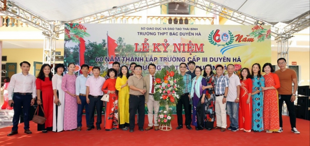 Đại diện lớp 12C năm học (1989-1992) chúc mừng các thầy cô nhà trường nhân kỷ niệm 60 năm Ngày thành lập. Đại diện lớp 12C năm học (1989-1992) chúc mừng các thầy cô nhà trường nhân kỷ niệm 60 năm Ngày thành lập.