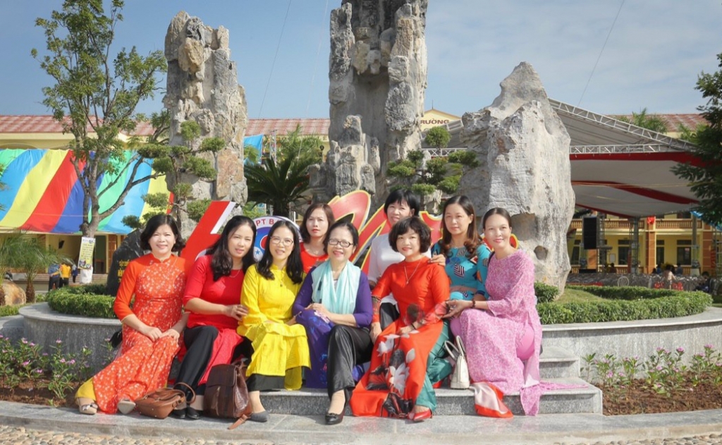 Đại diện lớp 12C năm học (1989-1992) chúc mừng các thầy cô nhà trường nhân kỷ niệm 60 năm Ngày thành lập. Đại diện lớp 12C năm học (1989-1992) chúc mừng các thầy cô nhà trường nhân kỷ niệm 60 năm Ngày thành lập.