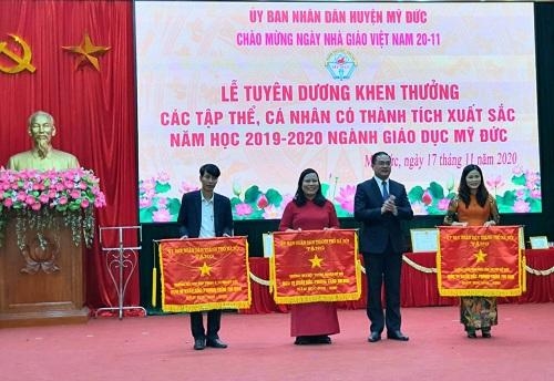 Đồng chí Nguyễn Ngọc Việt trao Cờ thi đua của Thành phố Hà Nội cho 03 đơn vị có thành tích xuất sắc trong năm học 2019 - 2020