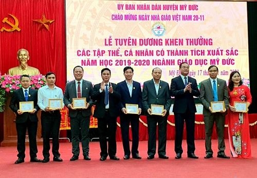 Đồng chí Nguyễn Ngọc Việt, Bí thư Huyện ủy tTặng Kỷ niệm chương về sự nghiệp giáo dục