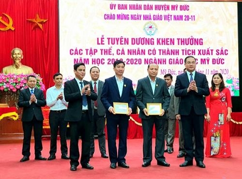 Tặng Kỷ niệm chương về sự nghiệp giáo dục