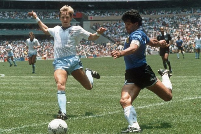 Maradona ghi 2 bàn thắng để đời vào lưới tuyển Anh tại World Cup 1986, trận đấu biến ông thành tượng đài vĩnh cửu. Ảnh: AFP.