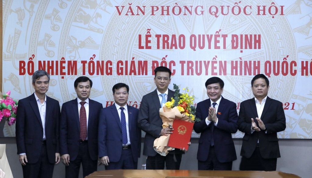 Tổng Thư ký Quốc hội, Chủ nhiệm Văn phòng Quốc hội Bùi Văn Cường trao quyết định bổ nhiệm Tổng Giám đốc Truyền hình Quốc hội Lê Quang Minh