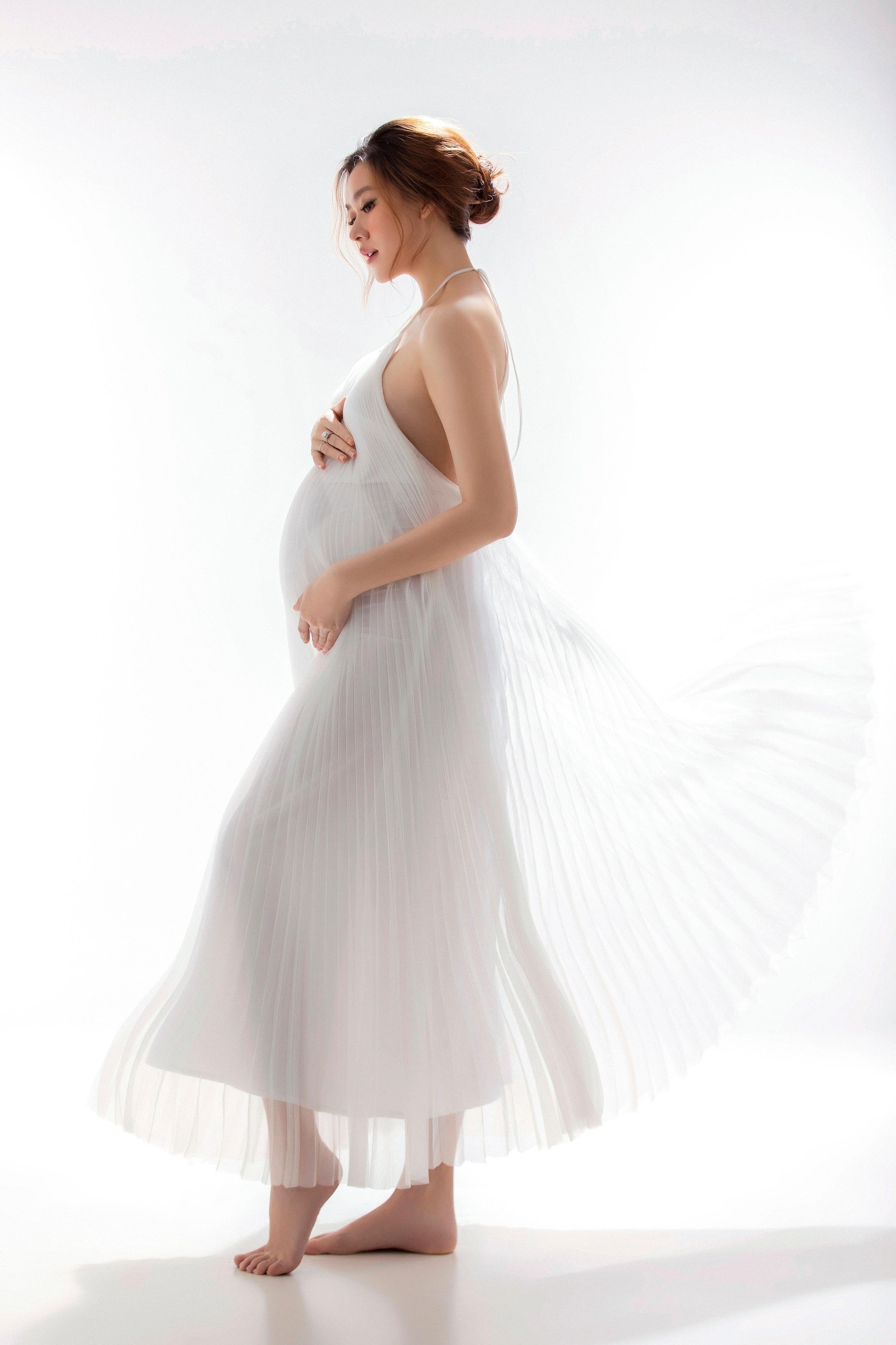 Á hậu Tường San mặc váy xuyên thấu khoe bụng bầu, hé lộ đang mang thai bé gái ảnh 10