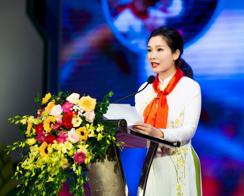 Đồng chí Bùi Thị Lan Phương, Phó Bí thư Thành đoàn, Chủ tịch Hội đồng Đội thành phố Hà Nội báo cáo kết quả quả công tác Đội và phong trào thiếu nhi Thủ đô năm học 2020 – 2021