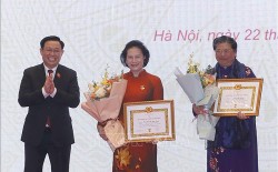 Lễ trao tặng Huy hiệu 40 năm tuổi Đảng, trao Huân chương đối với các Ủy viên Trung ương Đảng khóa XII ở Quốc hội
