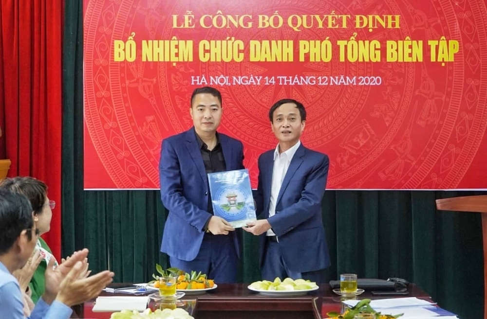 Phó Chủ tịch Liên đoàn Lao động Thành phố Ngô Văn Tuyến trao Quyết định bổ nhiệm cho tân Phó Tổng biên tập báo Lao động Thủ đô Nguyễn Văn Bình