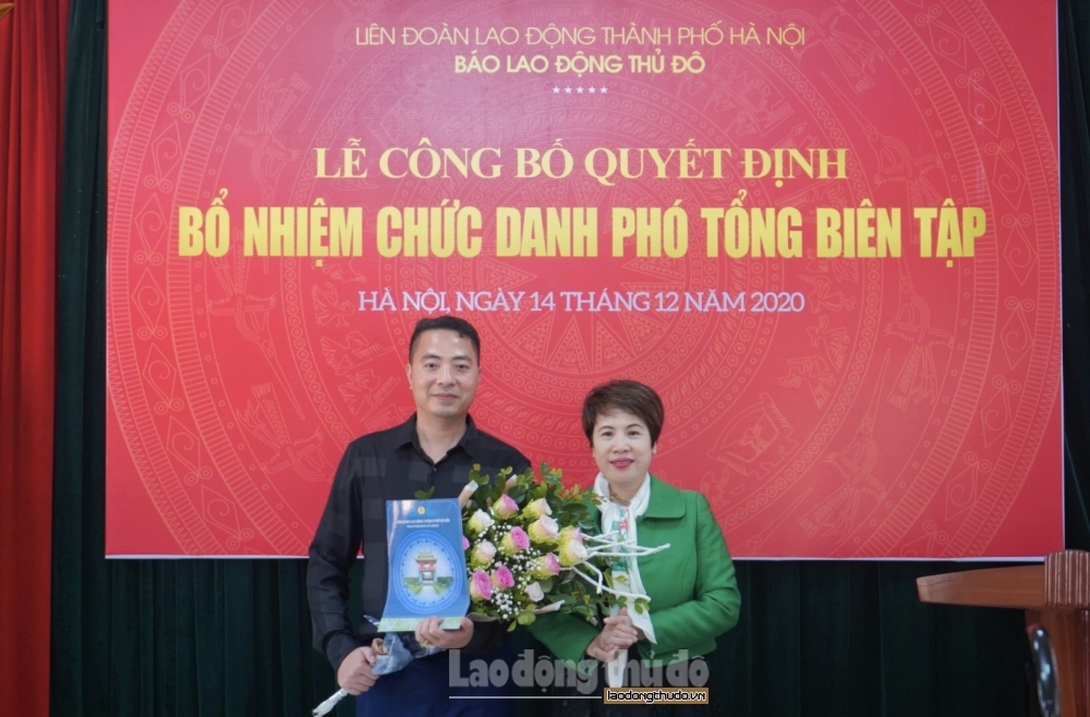 Đồng chí Lê Thị Bích Ngọc, Tổng biên tập báo Lao động Thủ đô tặng hoa chúc mừng tân Phó Tổng biên tập Nguyễn Văn Bình