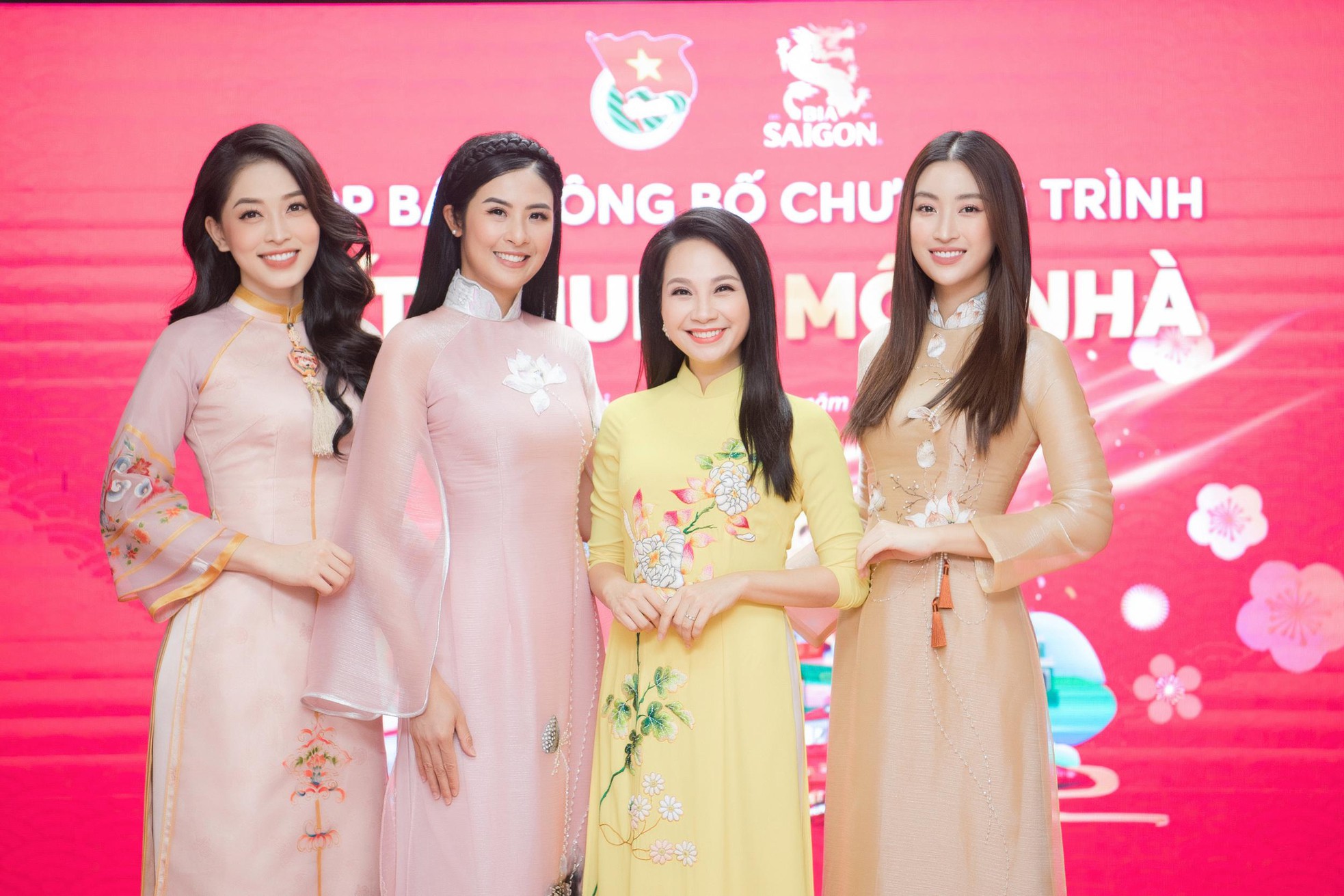 Hoa hậu Đỗ Mỹ Linh, Ngọc Hân, Phương Nga đọ sắc đầy cuốn hút với áo dài nền nã ảnh 2