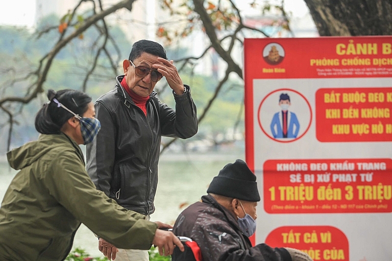 Hà Nội: Vẫn còn tình trạng người dân không đeo khẩu trang nơi công cộng