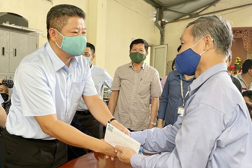 Phó Chủ tịch UBND TP Hà Nội Nguyễn Mạnh Quyền thăm hỏi, động viên gia đình nạn nhân vụ cháy ở phố Tôn Đức Thắng