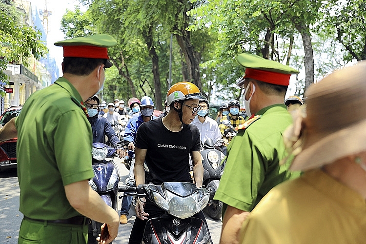 Không quá đông đúc, vẫn còn người dân không đeo khẩu trong dịp nghỉ lễ tại Thủ đô