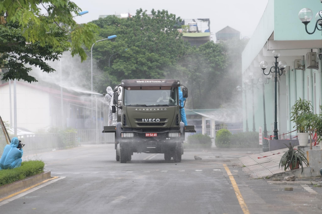 Phun khử khuẩn toàn bộ Bệnh viện K cơ sở Tân Triều