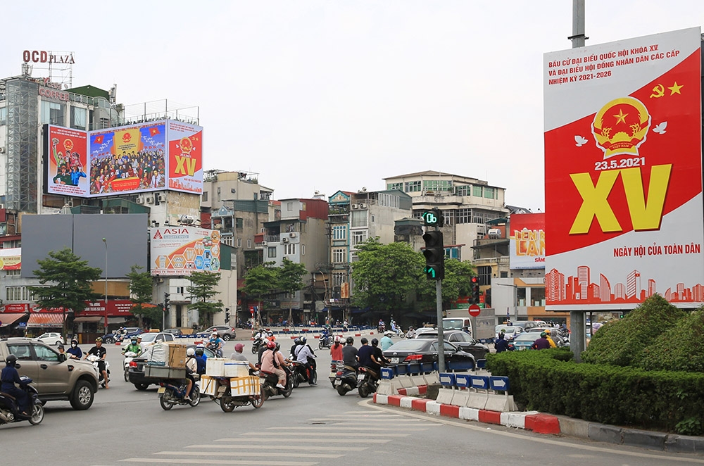 Ngoài áp phích, công tác tuyên truyền được thực hiện trên màn hình led cỡ lớn tại ngã tư phố Xã Đàn, Ô Chợ Dừa (quận Đống Đa).