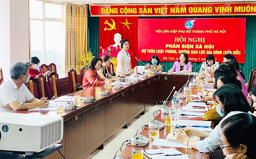 Phó Trưởng đoàn chuyên trách Đoàn đại biểu Quốc hội thành phố Hà Nội Phạm Thị Thanh Mai phát biểu tại hội nghị