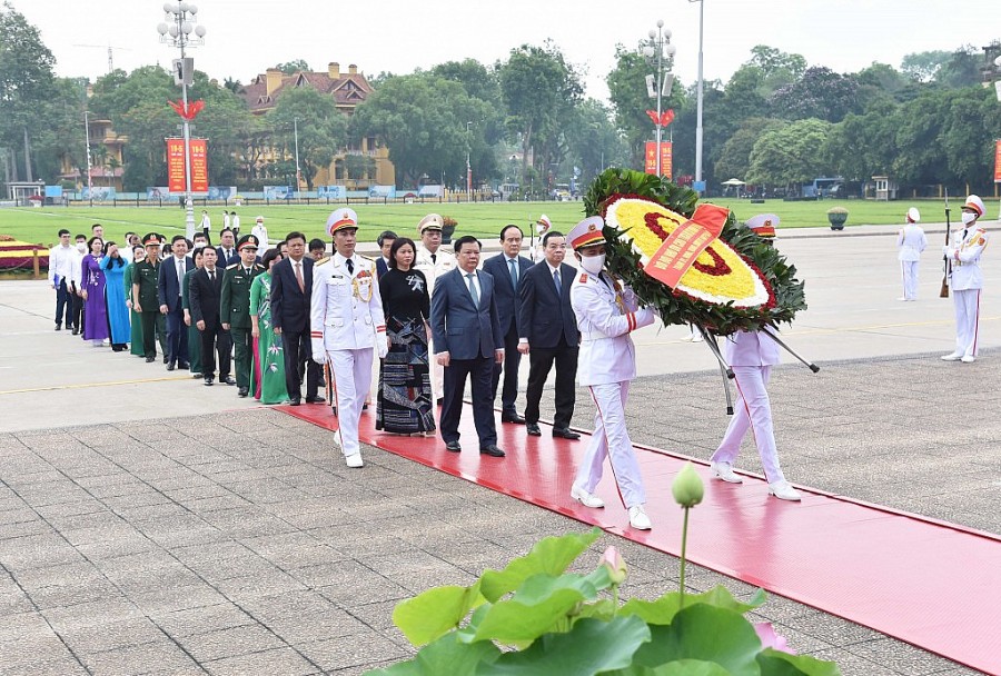 Lãnh đạo Đảng, Nhà nước và TP Hà Nội vào Lăng viếng Chủ tịch Hồ Chí Minh