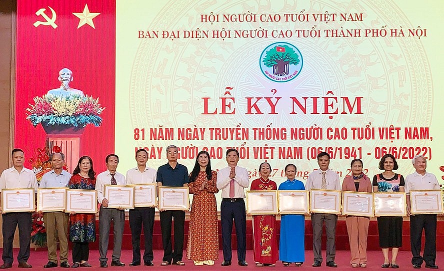 Lãnh đạo thành phố khen thưởng 12 tập thể có thành tích trong xây dựng và nhân rộng mô hình Câu lạc bộ Liên thế hệ tự giúp nhau năm 2021