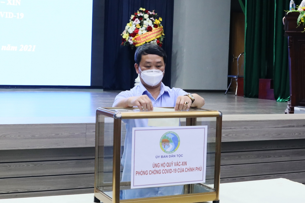 Bộ trưởng, Chủ nhiệm Hầu A Lềnh ủng hộ Quỹ vắc-xin phòng Covid-19 Việt Nam. 	