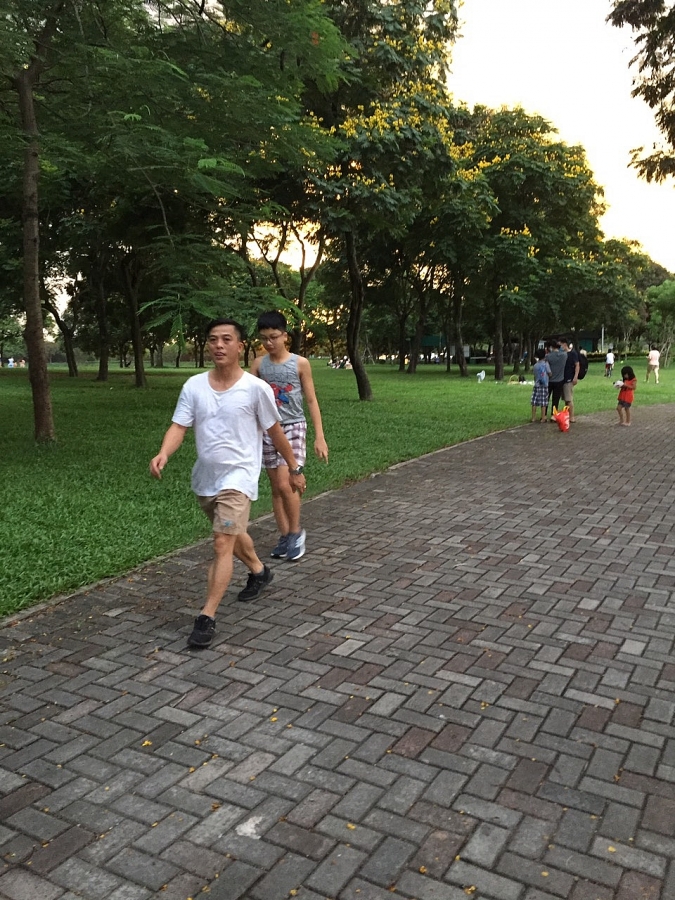 Người dân Hà Nội hồ hởi hoạt động ngoài trời khi công viên mở cửa trở lại