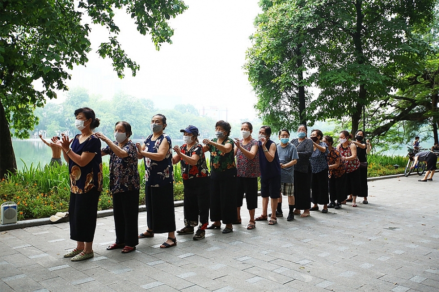 Người dân Hà Nội hồ hởi vui chơi khi công viên mở cửa trở lại