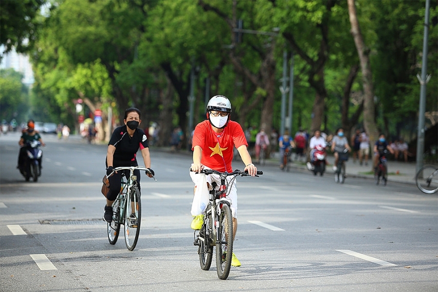 Người dân Hà Nội hồ hởi vui chơi khi công viên mở cửa trở lại