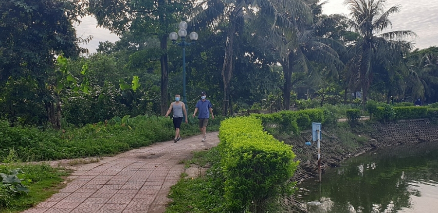Người dân Hà Nội hồ hởi vui chơi khi công viên mở cửa trở lại