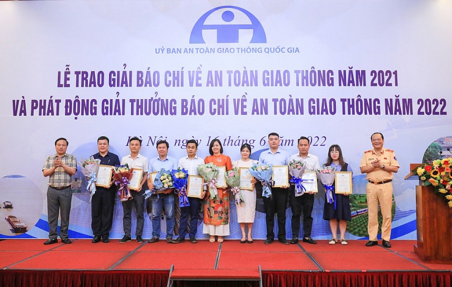 Trao 36 giải thưởng Báo chí tuyên truyền về An toàn giao thông năm 2021