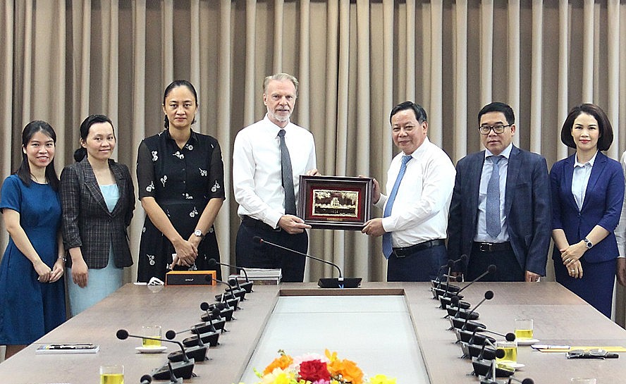 Phó Bí thư Thành ủy Hà Nội Nguyễn Văn Phong tặng quà lưu niệm cho Trưởng đại diện UNESCO tại Việt Nam Christian Manhart