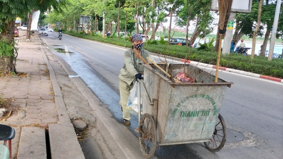 Hà Nội: Người lao động nhọc nhằn mưu sinh giữa cái nóng như “chảo lửa”