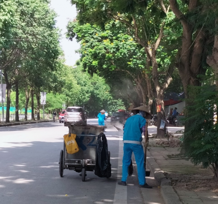 Hà Nội: Người lao động nhọc nhằn mưu sinh giữa cái nóng như “chảo lửa”