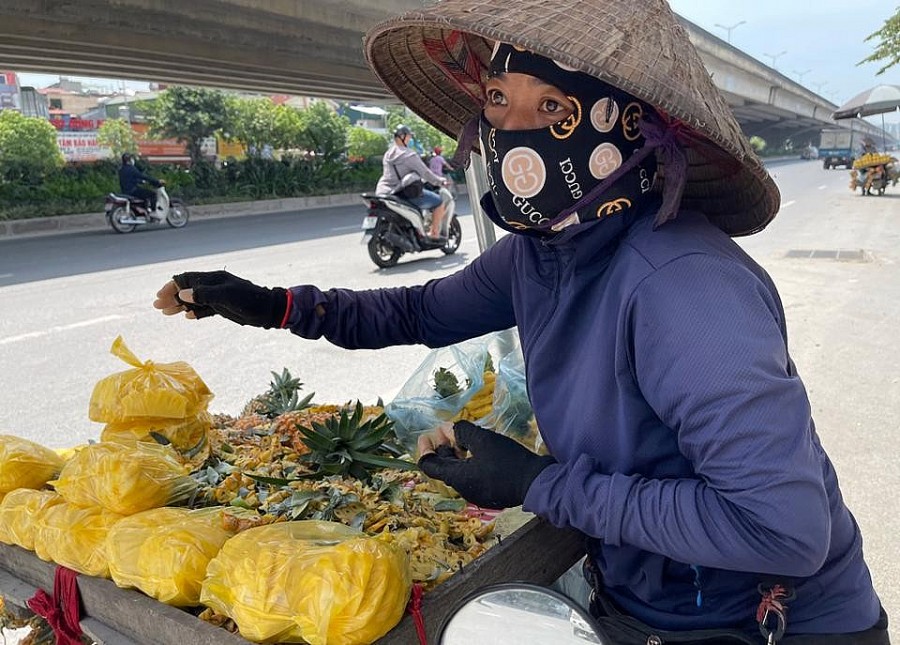 Hà Nội: Người lao động nhọc nhằn mưu sinh giữa cái nóng như “chảo lửa”