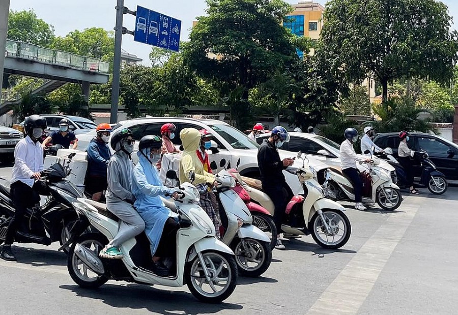 Hà Nội: Người lao động nhọc nhằn mưu sinh giữa cái nóng như “chảo lửa”