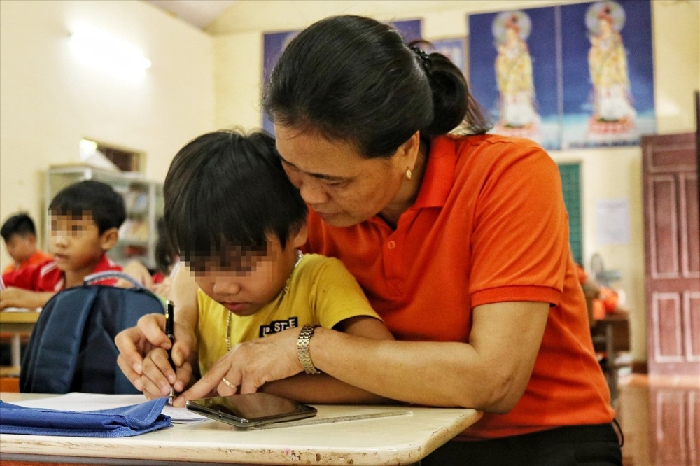 Cô giáo Lê Thị Hòa với hành trình 12 năm “gieo chữ” nơi cửa Phật