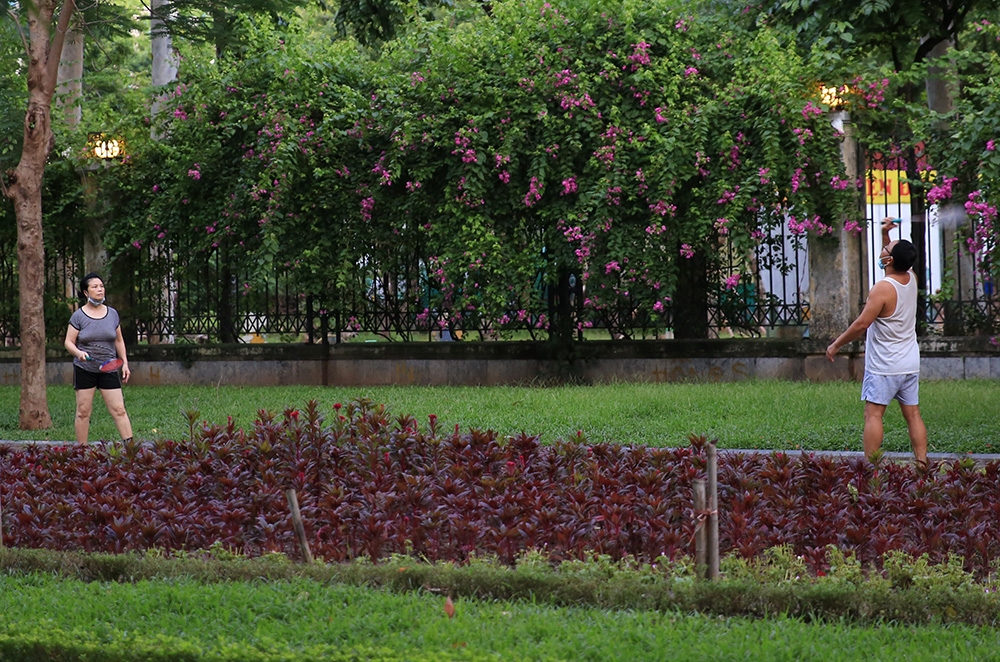 Nhiều người dân bất chấp lệnh cấm, thản nhiên tập thể dục, thể thao ngoài trời