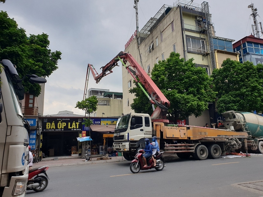 can cau lo lung tren dau nguoi dan giua gio cao diem