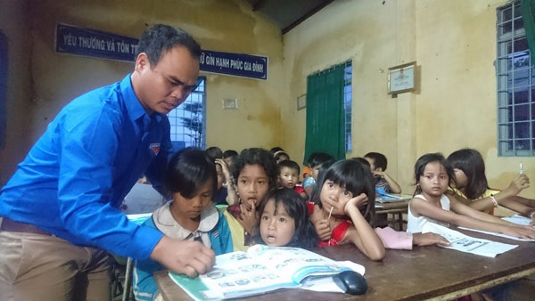 K’Xiam Lo Minh mong muốn mở thêm nhiều lớp học miễn phí để giúp đỡ học sinh nghèo