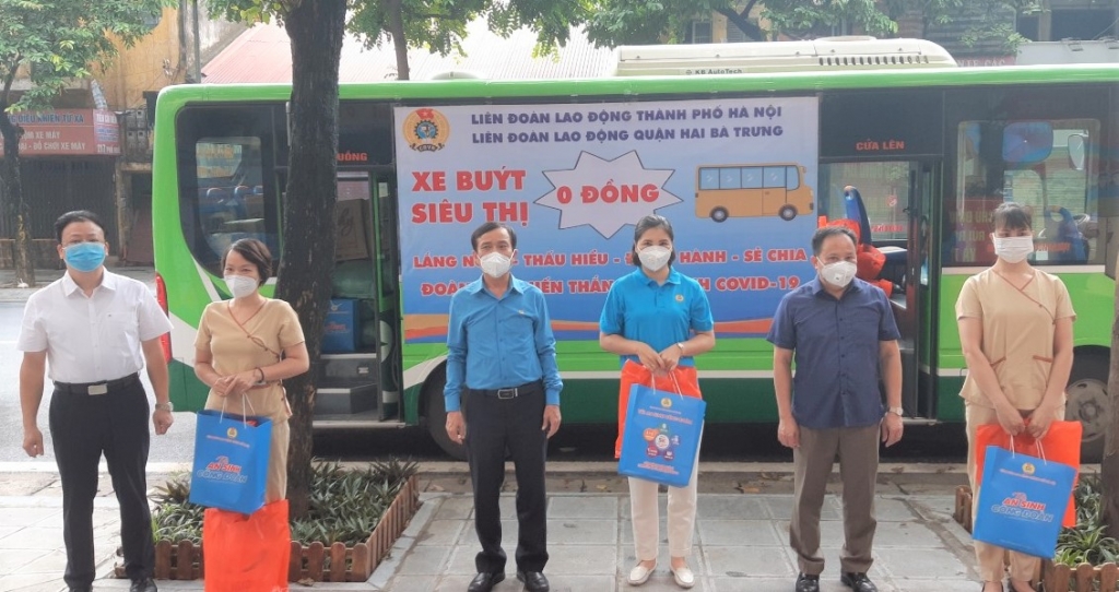 Đại diện Liên đoàn Lao động thành phố và quận Hai Bà Trưng trao quà cho người lao động Công ty TNHH Dịch vụ chăm sóc sắc đẹp và sức khỏe AMADORA