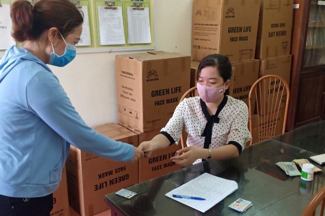 Cán bộ phường Minh Khai (quận Bắc Từ Liêm) trao kinh phí hỗ trợ an sinh xã hội cho người lao động tự do