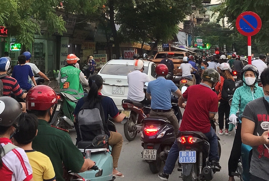 Tắc đường do bán hàng rong bên ngoài Bệnh viện E