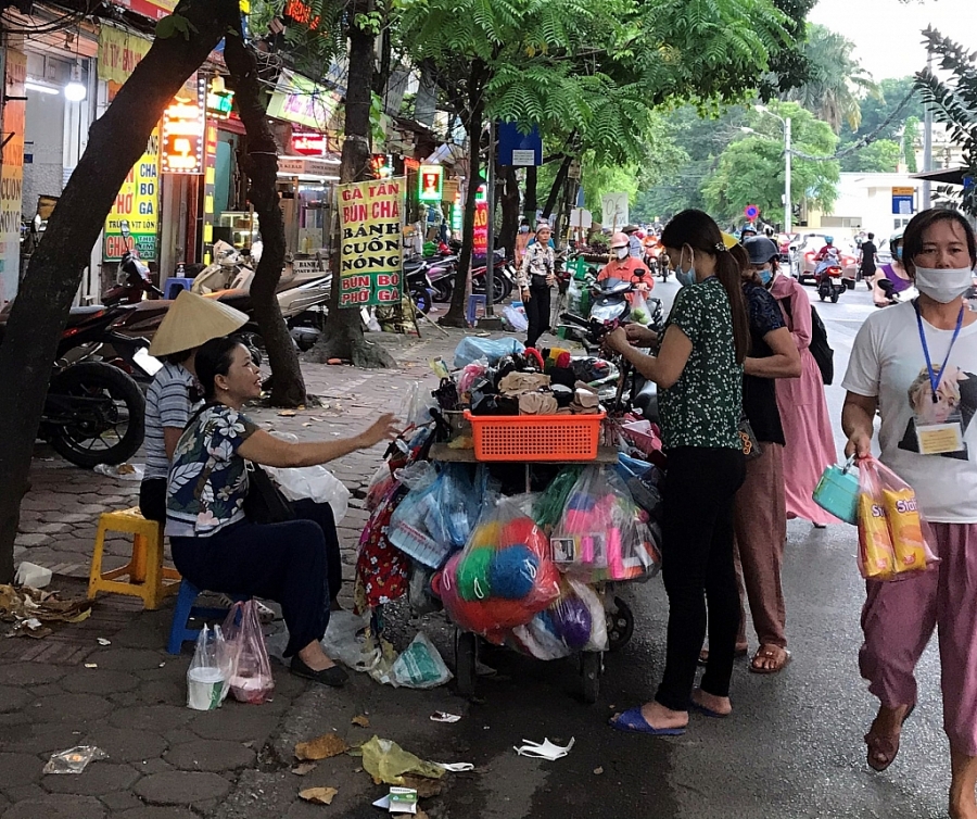 Tắc đường do bán hàng rong bên ngoài Bệnh viện E