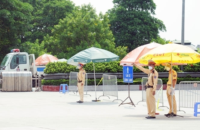 Lực lượng Cảnh sát giao thông, Công an thành phố Hà Nội làm nhiệm vụ tại chốt kiểm soát chống dịch số 2 Trạm thu phí đường cao tốc Pháp Vân - Cầu Giẽ 