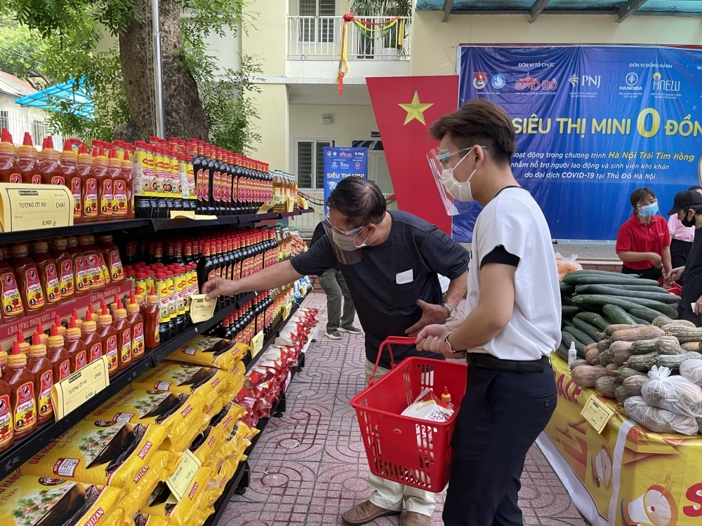 Mô hình như “Siêu thị mini 0 đồng” đưa nhu yếu phẩm đến với những người dân đang gặp khó khăn