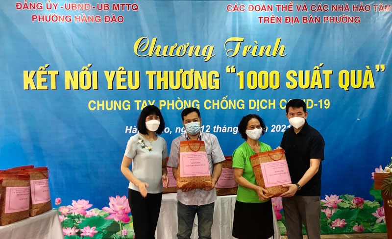 Lãnh đạo quận Hoàn Kiếm cùng nhà tài trợ trao tặng quà cho các hộ dân