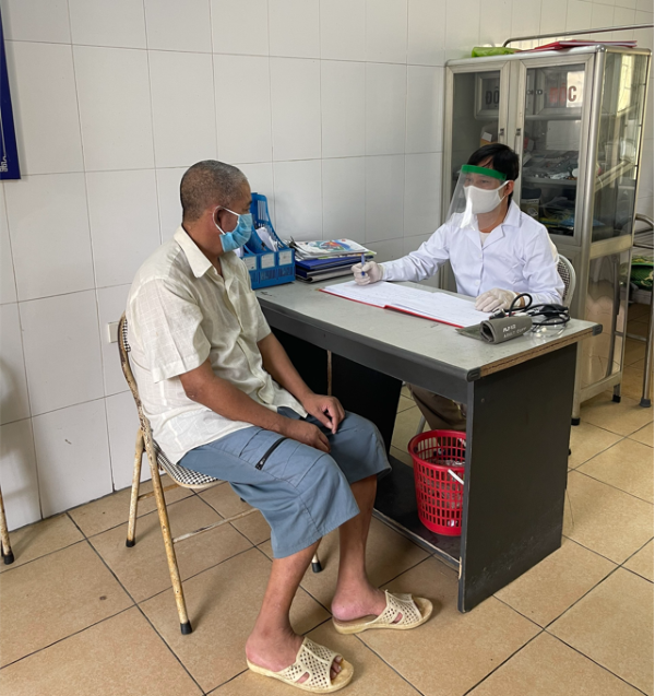 Cán bộ Trung tâm Bảo trợ xã hội I hỏi thăm tình hình và khám sức khỏe cho người lang thang