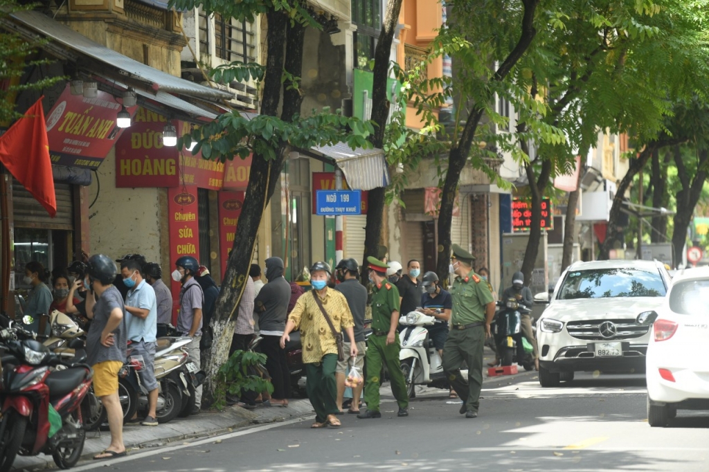 Người dân tập trung đông mua bánh trung thu tại phố Thụy Khuê (quận Tây Hồ). Ảnh chụp lúc 9h30 ngày 18-9