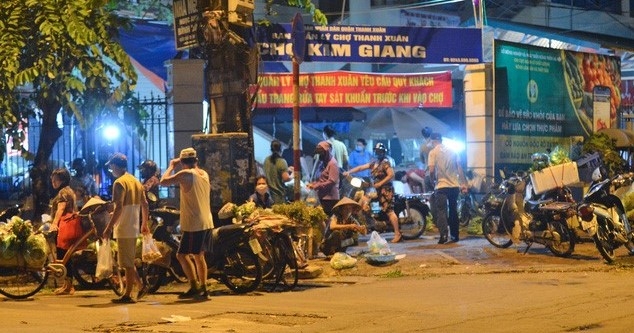 tại khu vực chợ Kim Giang (phường Kim Giang, quận Thanh Xuân) rất đông người dân đã dậy sớm tranh thủ đi chợ