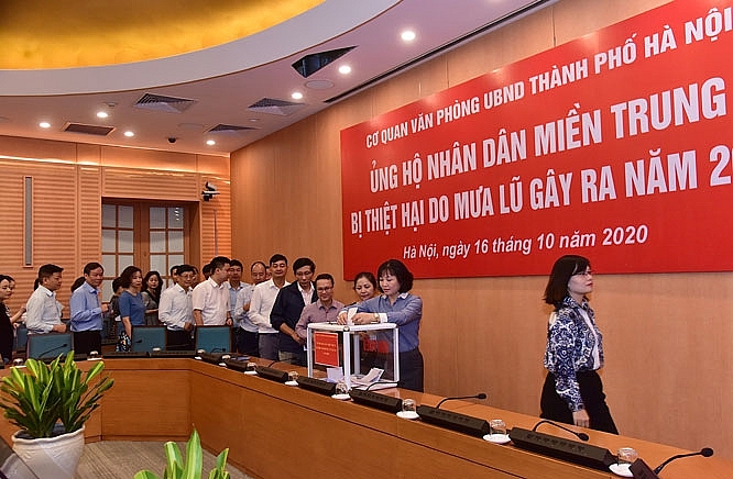 Công đoàn Văn phòng UBND TP Hà Nội quyên góp ủng hộ đồng bào miền Trung bị bão lũ
