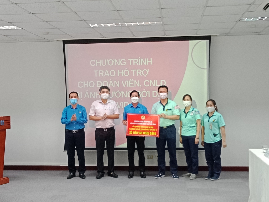 Phó Chủ tịch LĐLĐ thành phố Phạm Bá Vĩnh trao 150 triệu đồng cho 300 công nhân khó khăn (500.000đồng/người) thuộc Công ty TNHH Canon Việt Nam